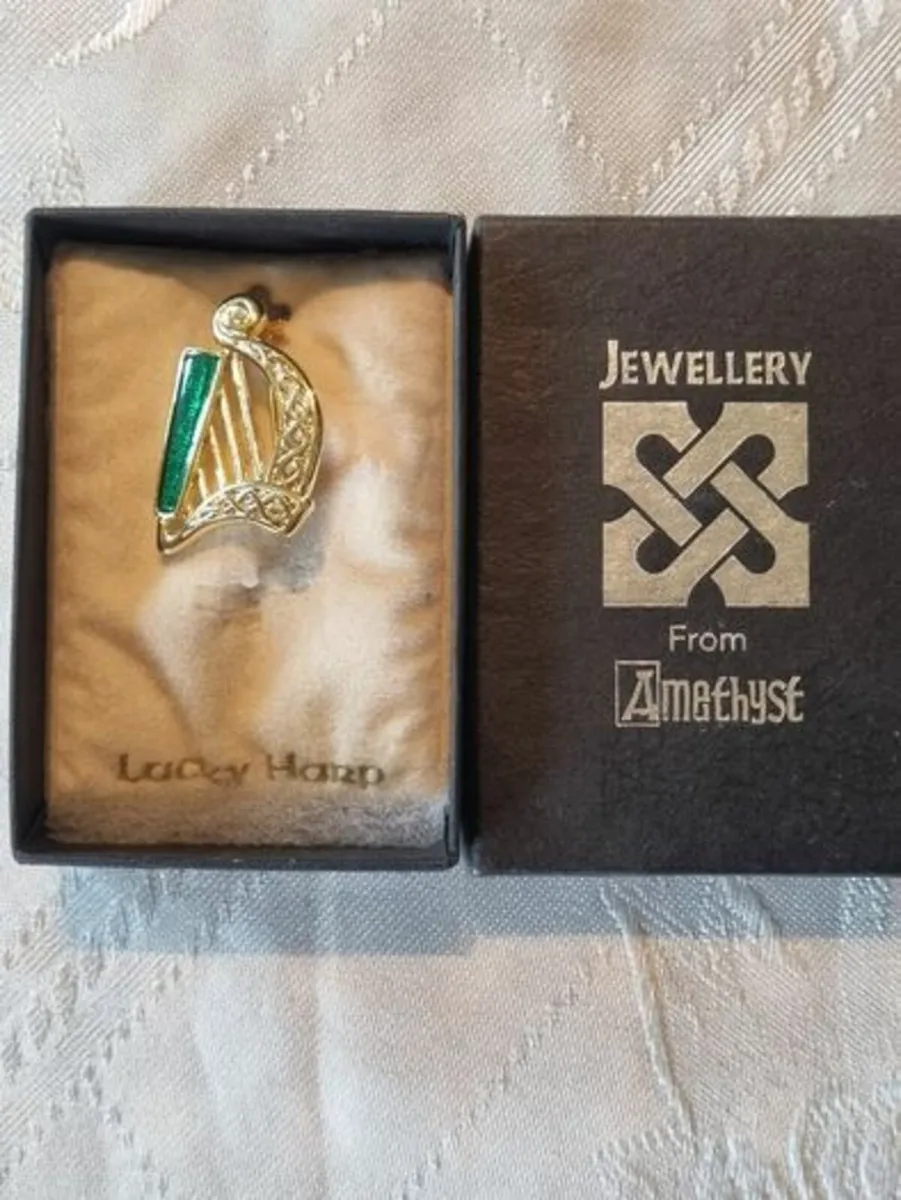 Vintage brooch, Irish harp - Image 1