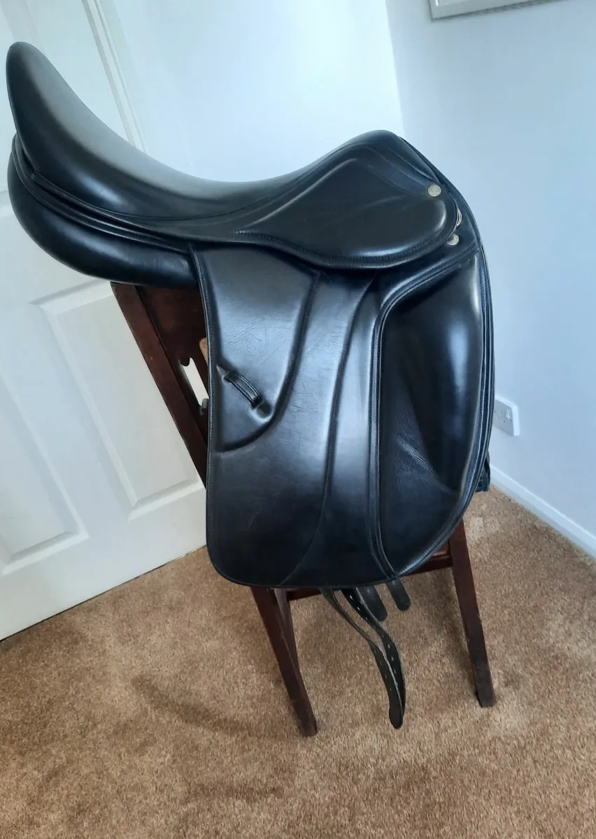 Amerigo Vega Dressage Saddle 18" Medium - Image 2