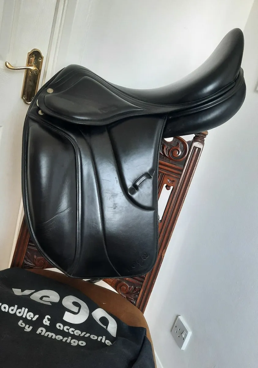 Amerigo Vega Dressage Saddle 18" Medium - Image 1