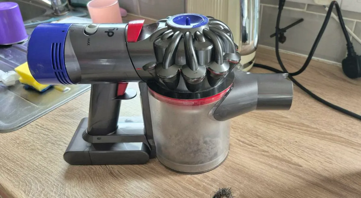 cordless Dyson V7 parts or repair goes on - Image 1