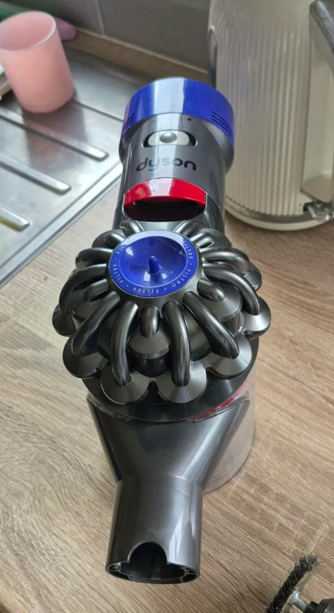 cordless Dyson V7 parts or repair goes on - Image 2