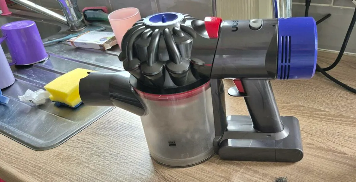 cordless Dyson V7 parts or repair goes on - Image 3