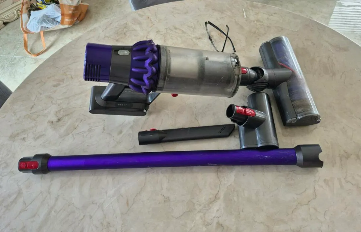 cordless Dyson V11 parts or repair goes on - Image 1