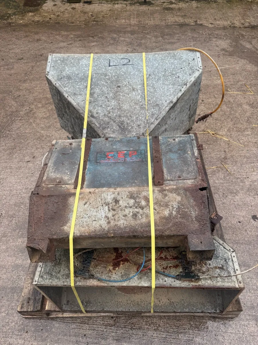 Cashman parlour feeders - Image 1