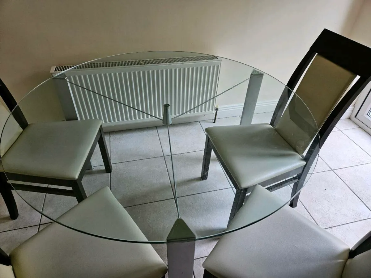 Glass table with four chairs - Image 2