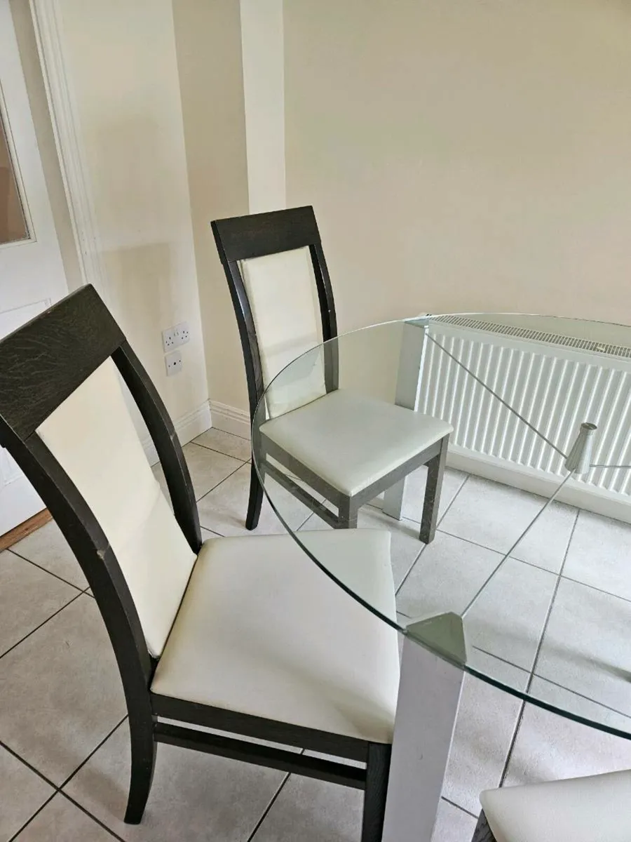 Glass table with four chairs - Image 3