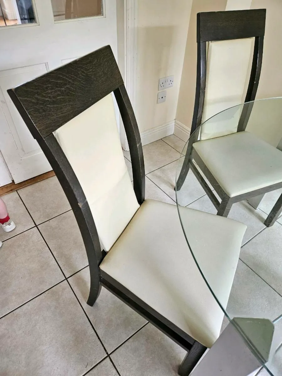 Glass table with four chairs - Image 4