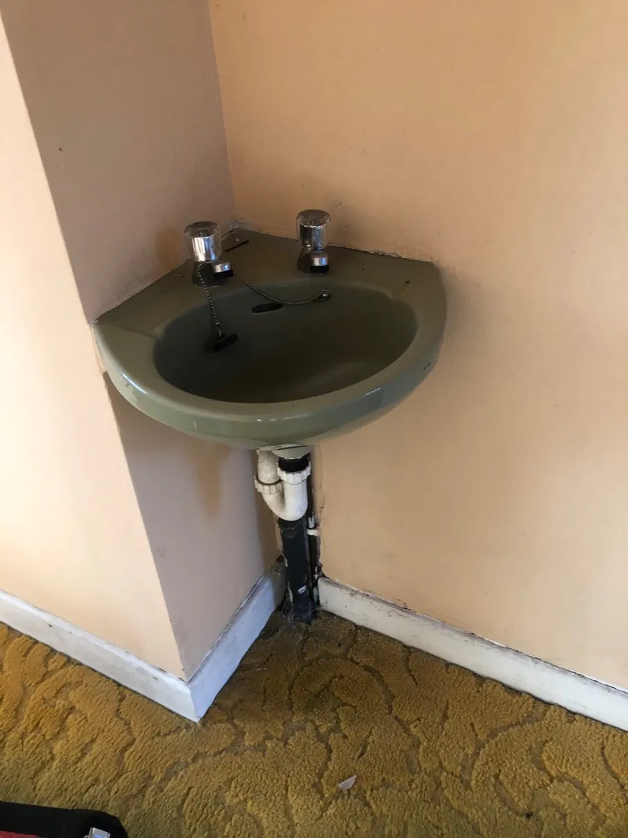 Sinks and misc bathroom items for sale - Image 1
