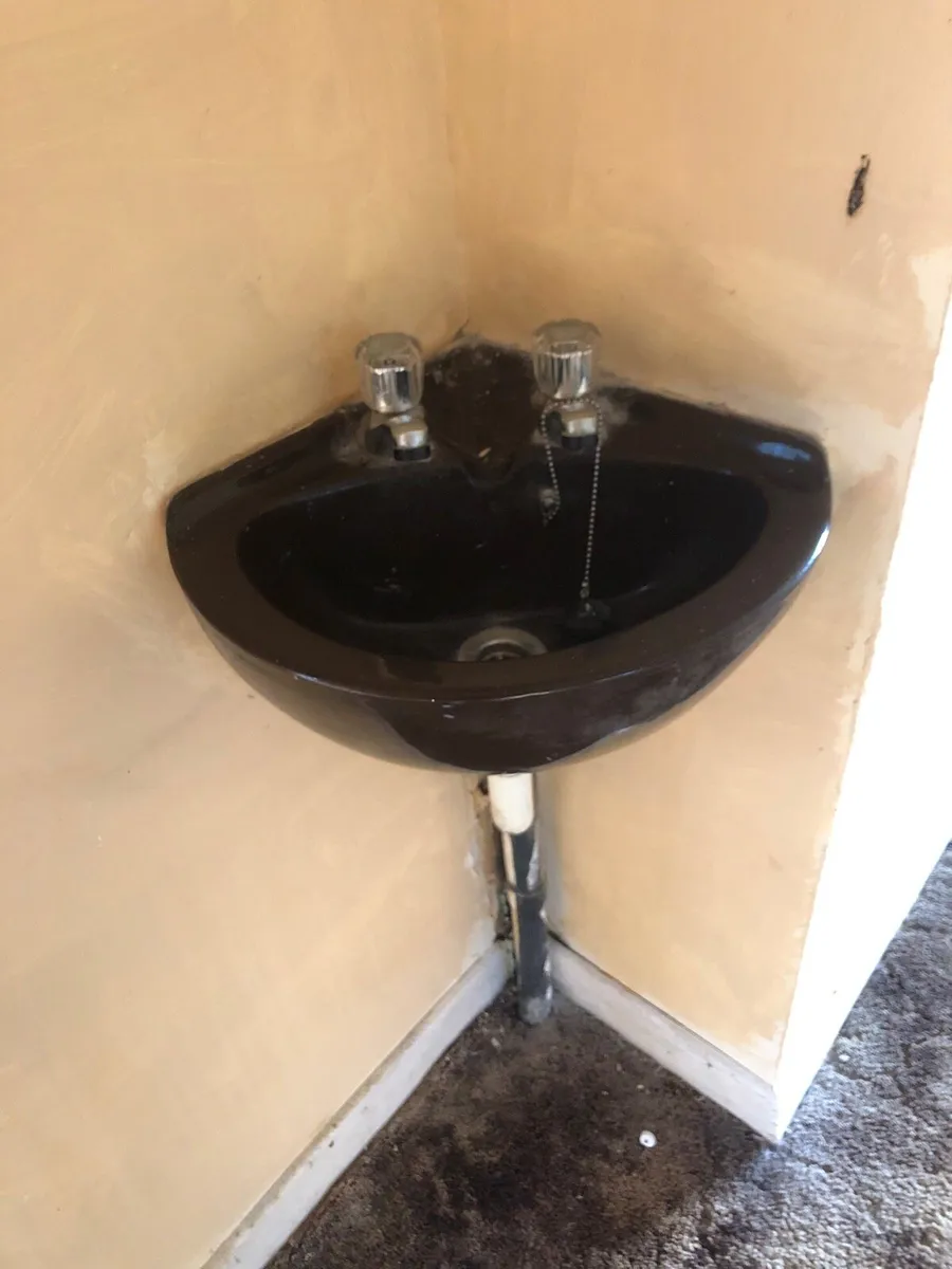 Sinks and misc bathroom items for sale - Image 2