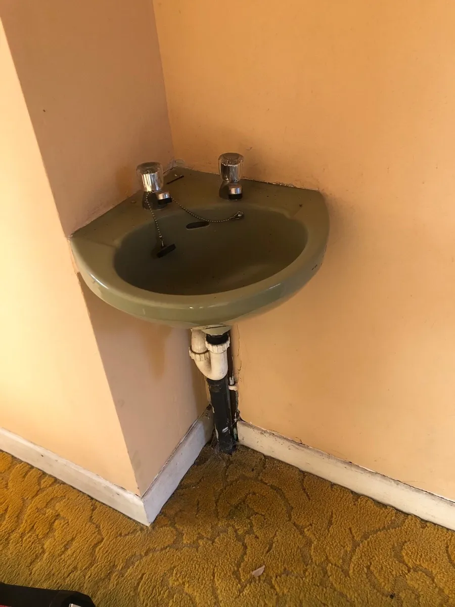 Sinks and misc bathroom items for sale - Image 3