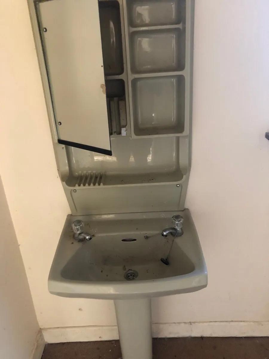 Sinks and misc bathroom items for sale - Image 4