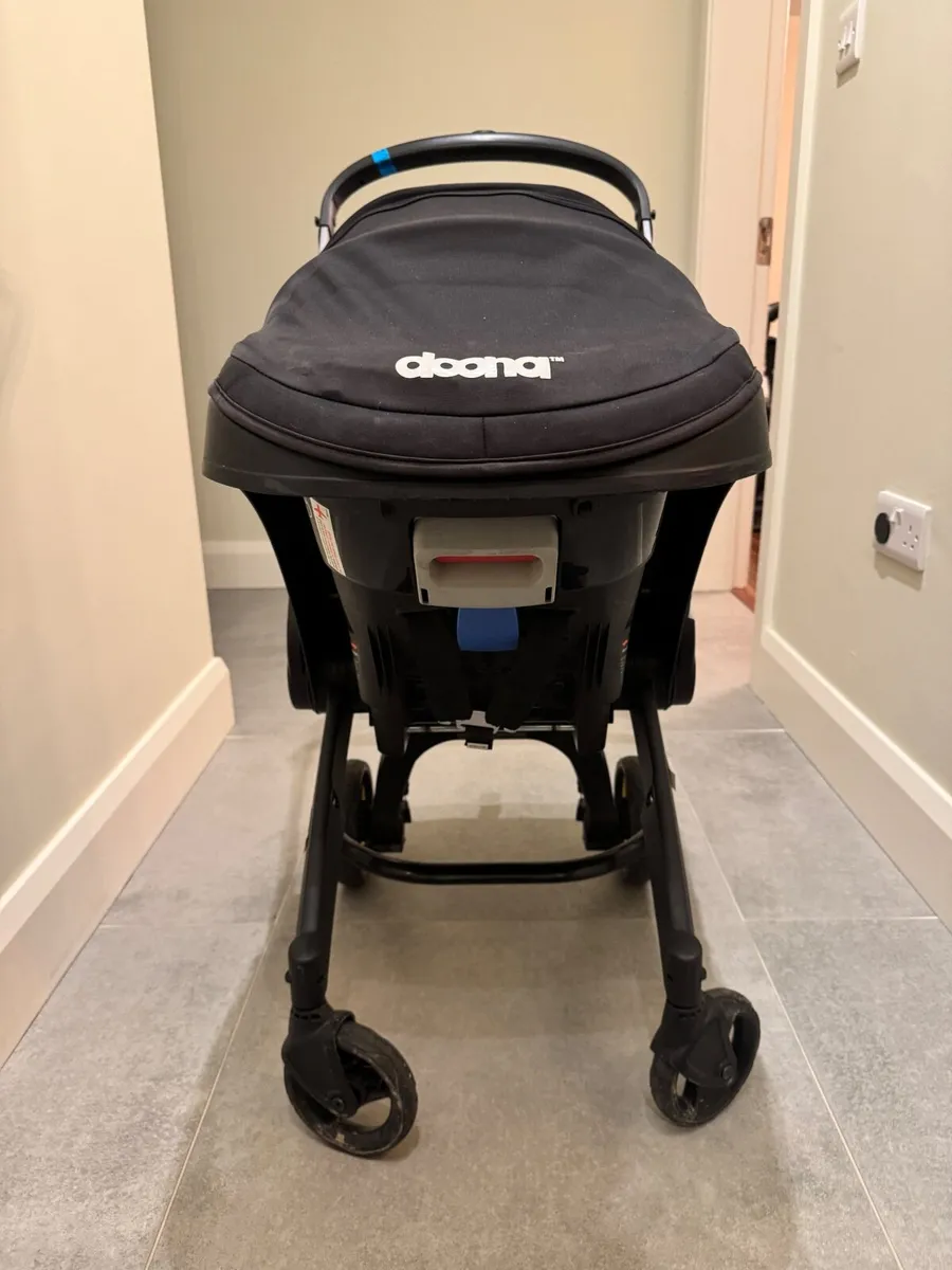 Easiest Doona Stroller + Car Seat + ISOFIX base - Image 1