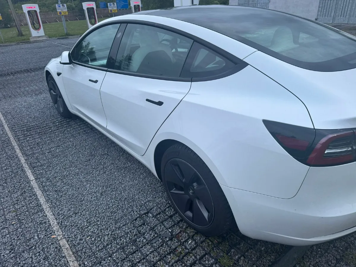 Tesla Model 3 2023 - Image 4