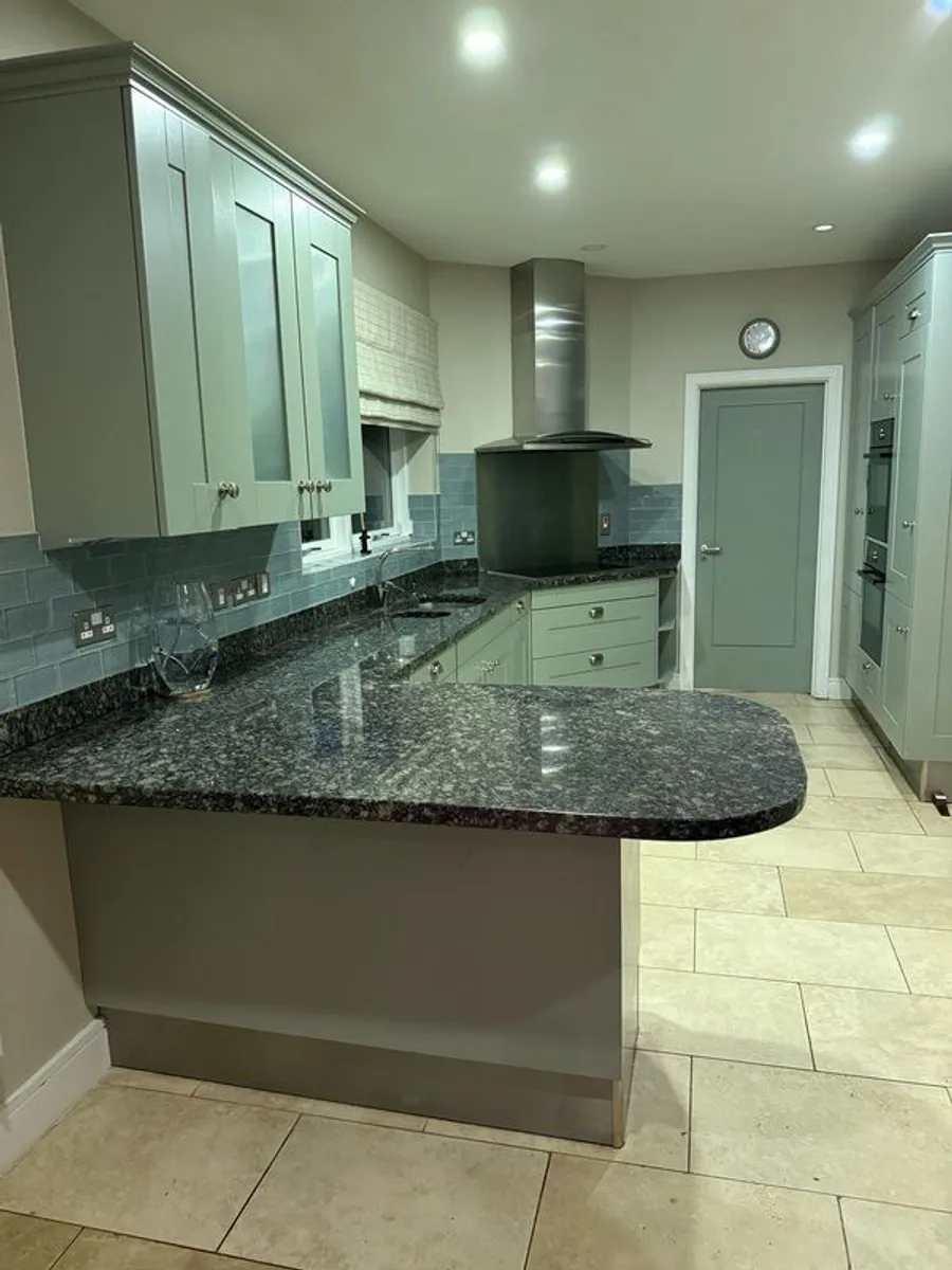 Siematic Solid Oak fitted kitchen & granite countertop - Image 2