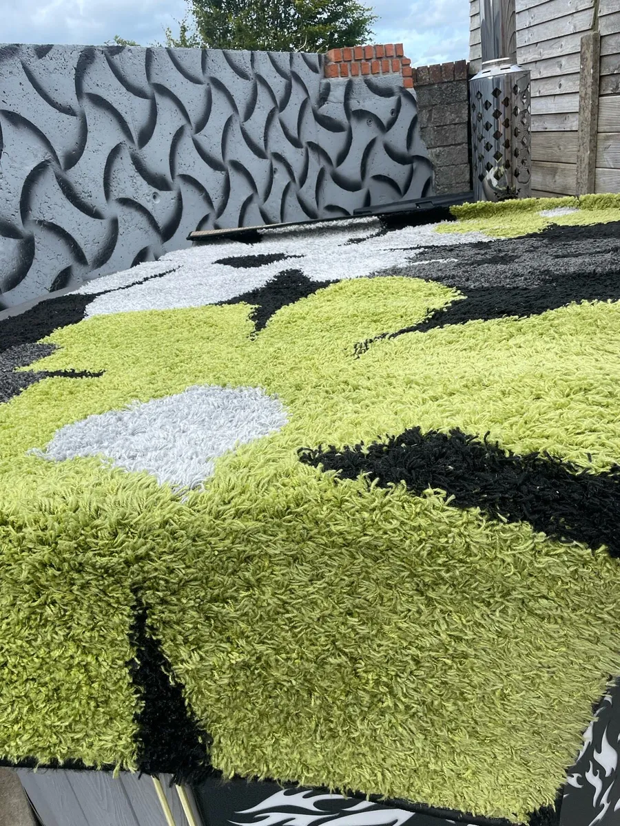 Large carpet - Image 1