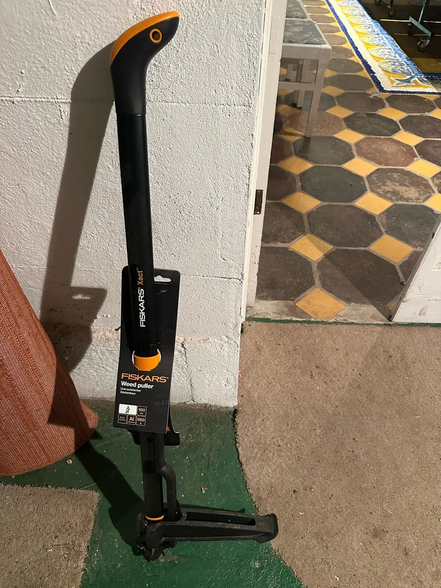 Fiskars weed puller - Image 1