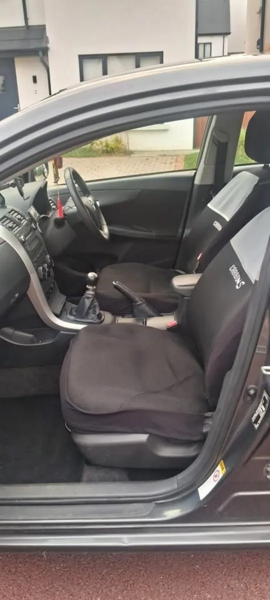 Toyota Corolla 2011 - Image 2