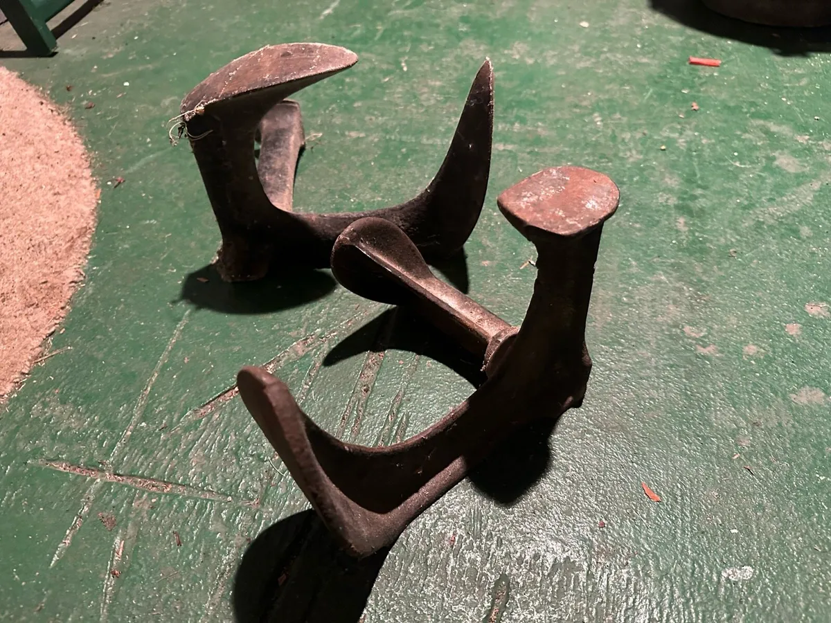 2x Antique Metal Cobbler’s Anvils - Image 1