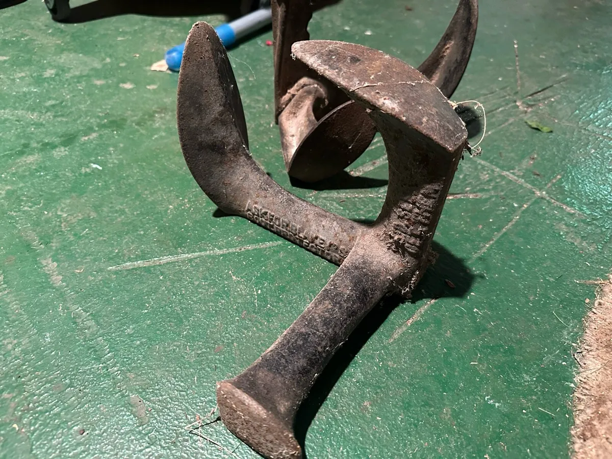 2x Antique Metal Cobbler’s Anvils - Image 2