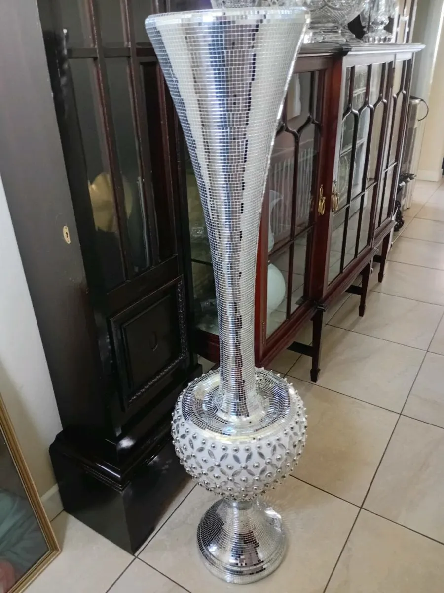 Flower vase - Image 1