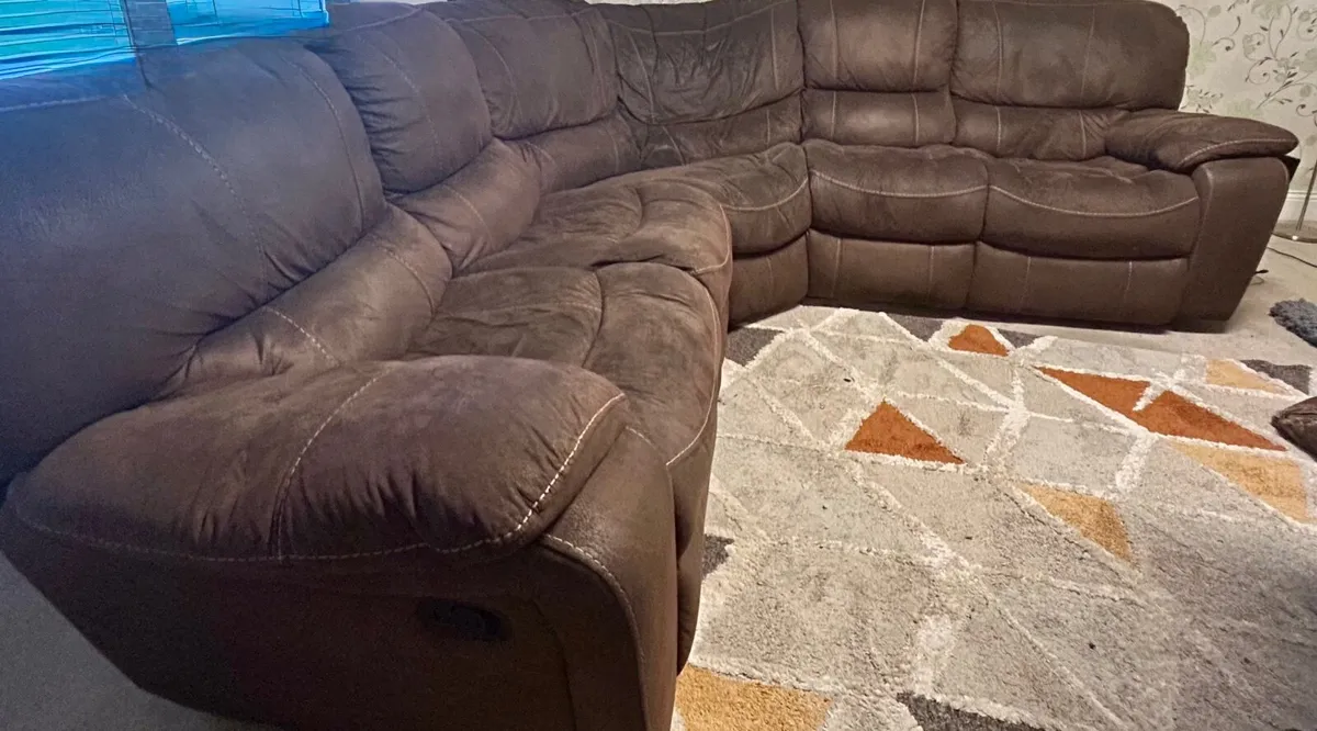 5 seater corner Couch