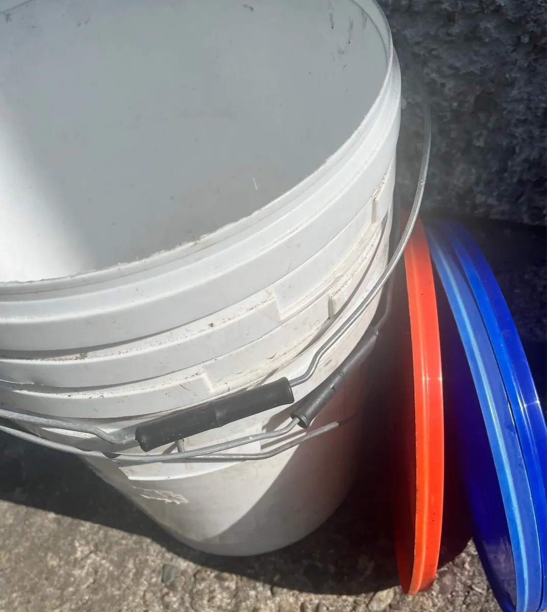 4 hard plastic boxes with lids - Image 1