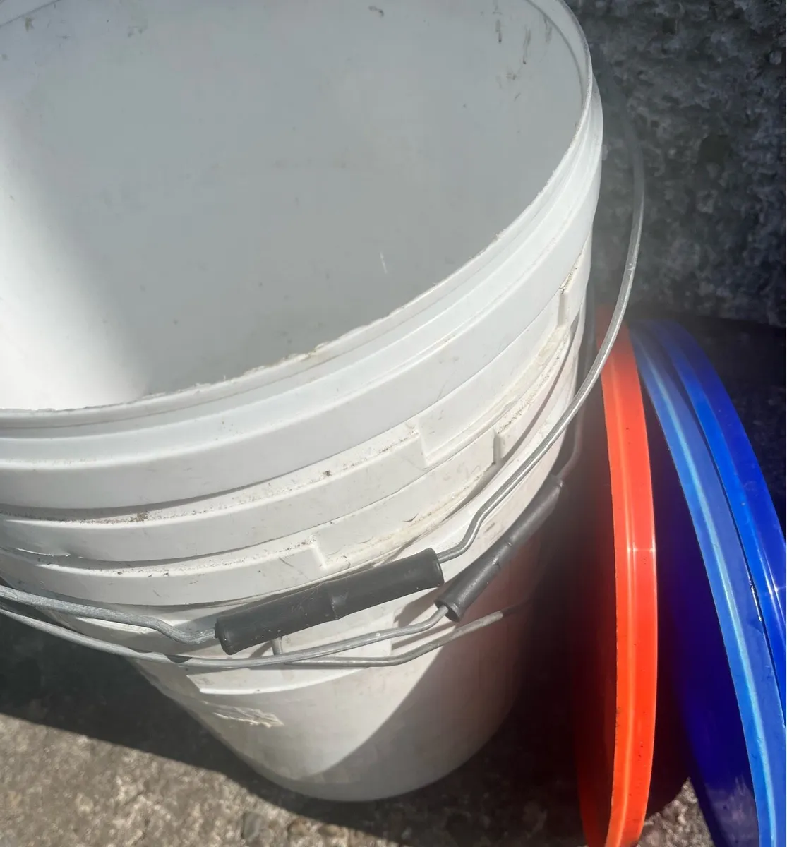 4 hard plastic boxes with lids - Image 3