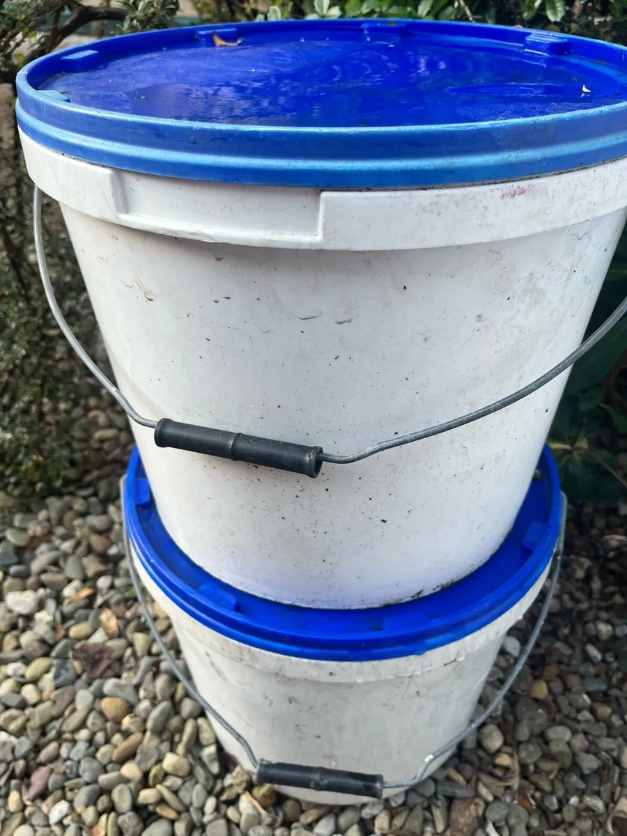 4 hard plastic boxes with lids - Image 4
