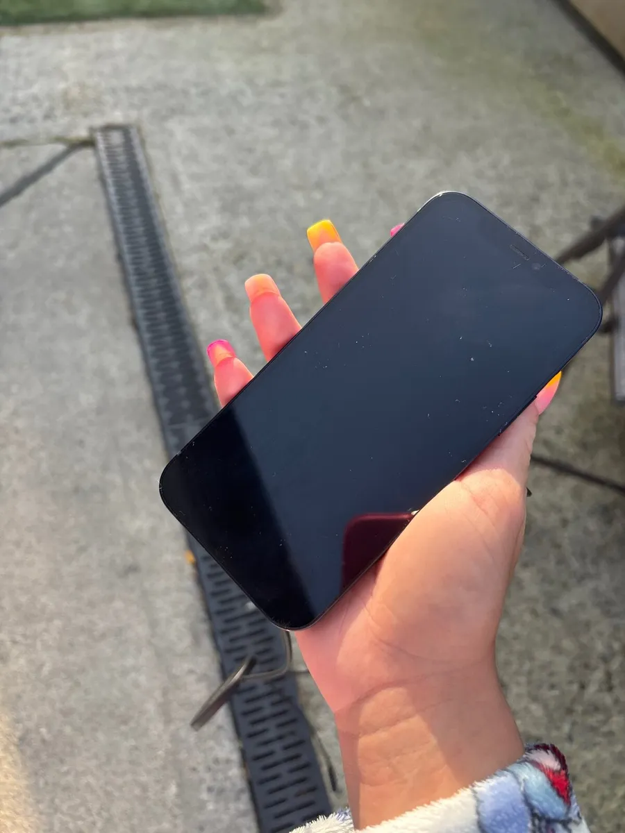 iPhone 12 - Image 2