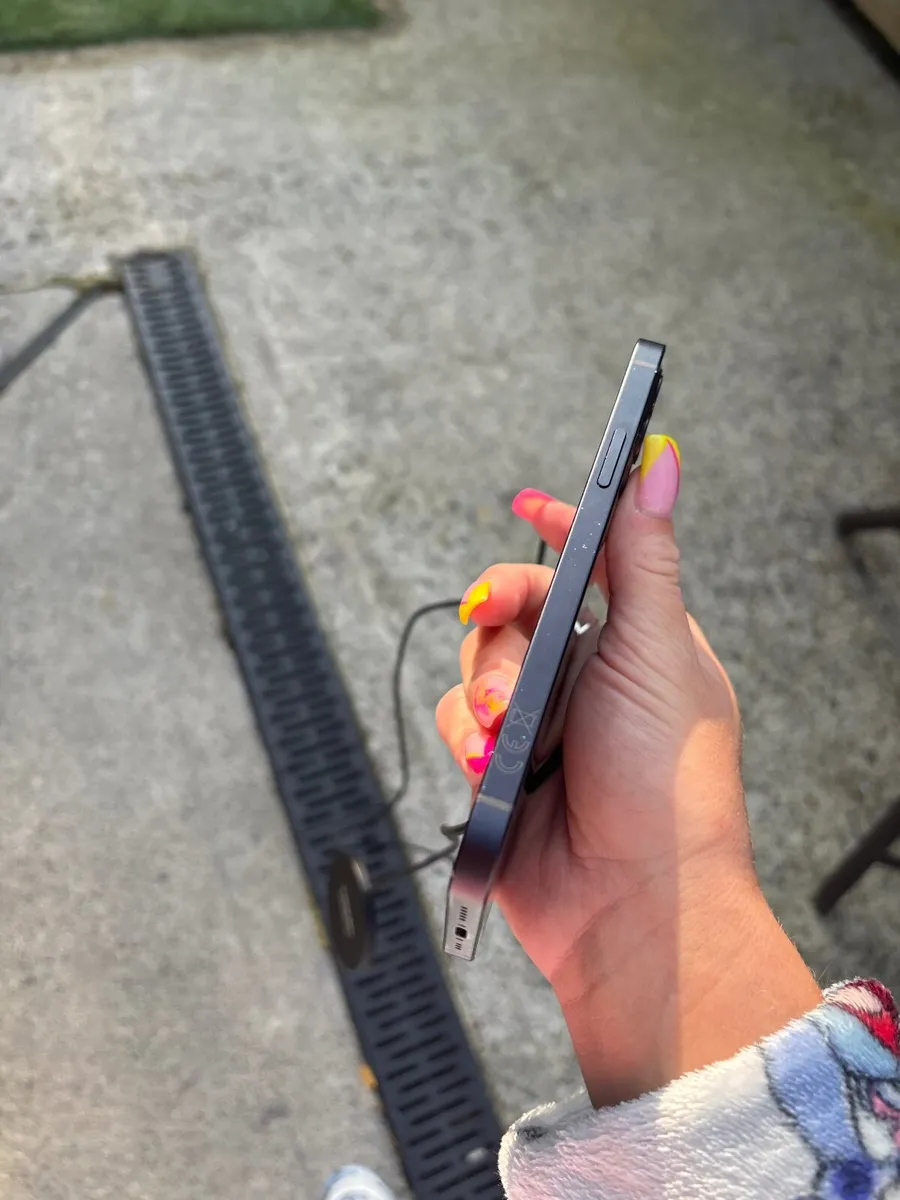 iPhone 12 - Image 4