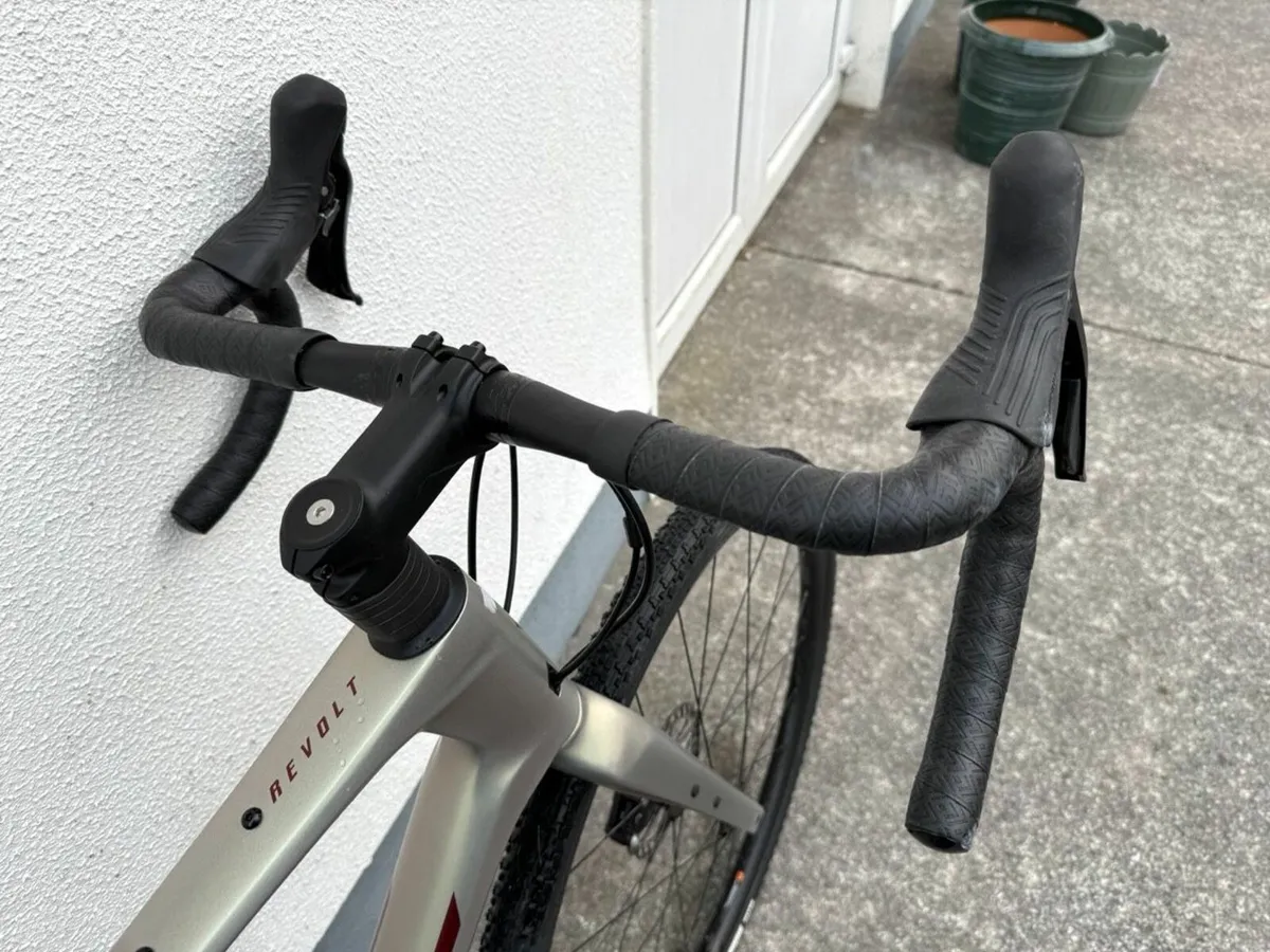 Giant Revolt Advanced 2 Gravel bike - 1 Month old - Image 4