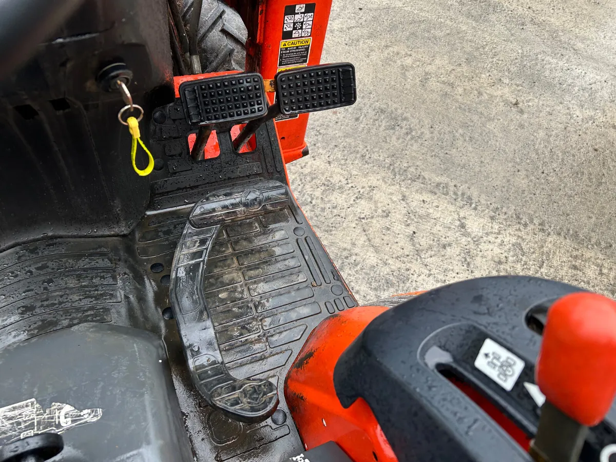 Kubota B2530 Compact Tractor with Loader - Image 3