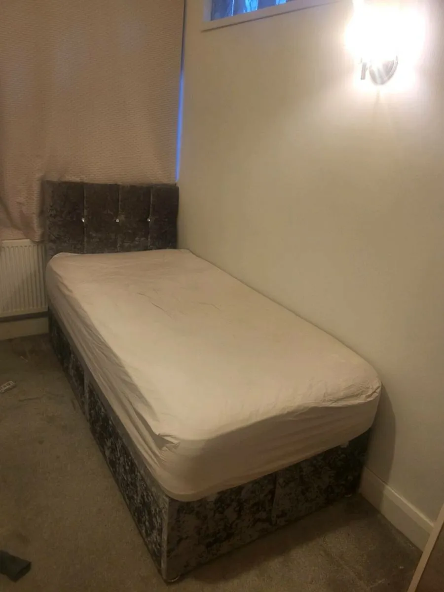 Single bed with drawers and matress - Image 1