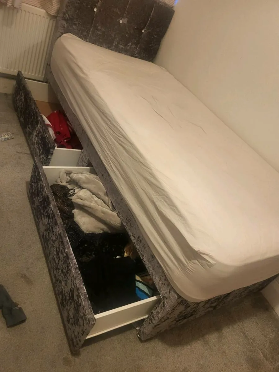 Single bed with drawers and matress - Image 2