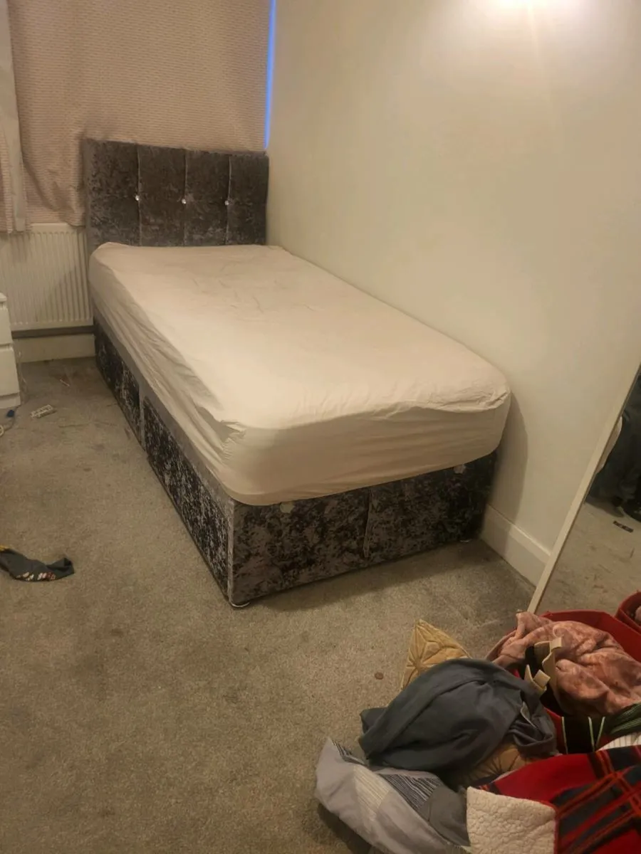 Single bed with drawers and matress - Image 3