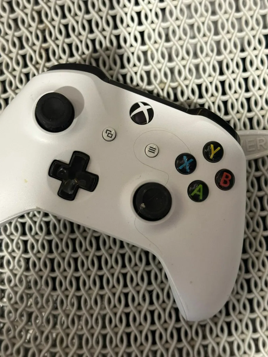 XBOX One S and Steering Wheel/Pedals - Image 4