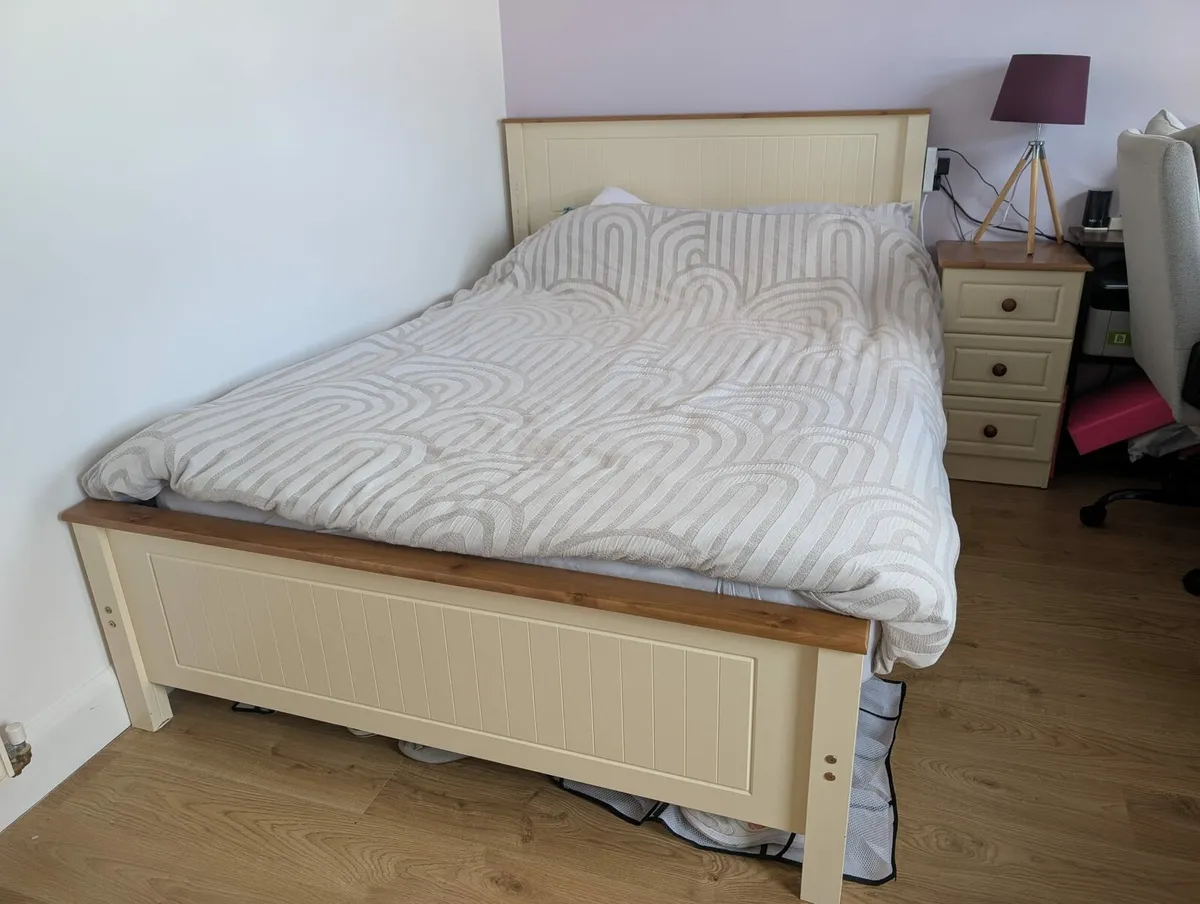 Double bed with matching drawers, wardrobe - Image 1