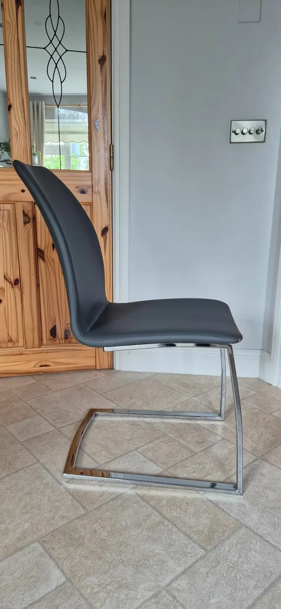 4 kitchen/dining chairs - Image 1