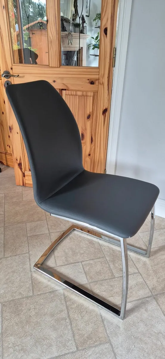 4 kitchen/dining chairs - Image 2
