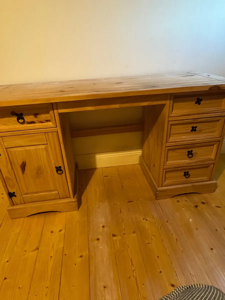School desk - Image 1