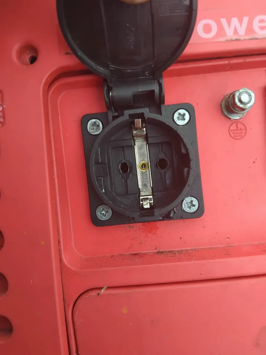 2 generator 2000w working perfect priced - Image 4