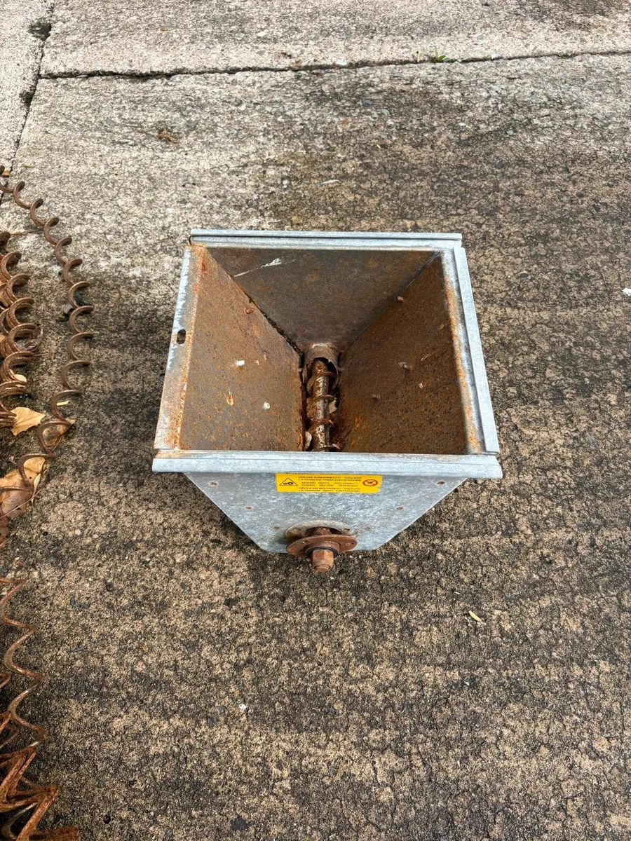 Feeders - Image 4