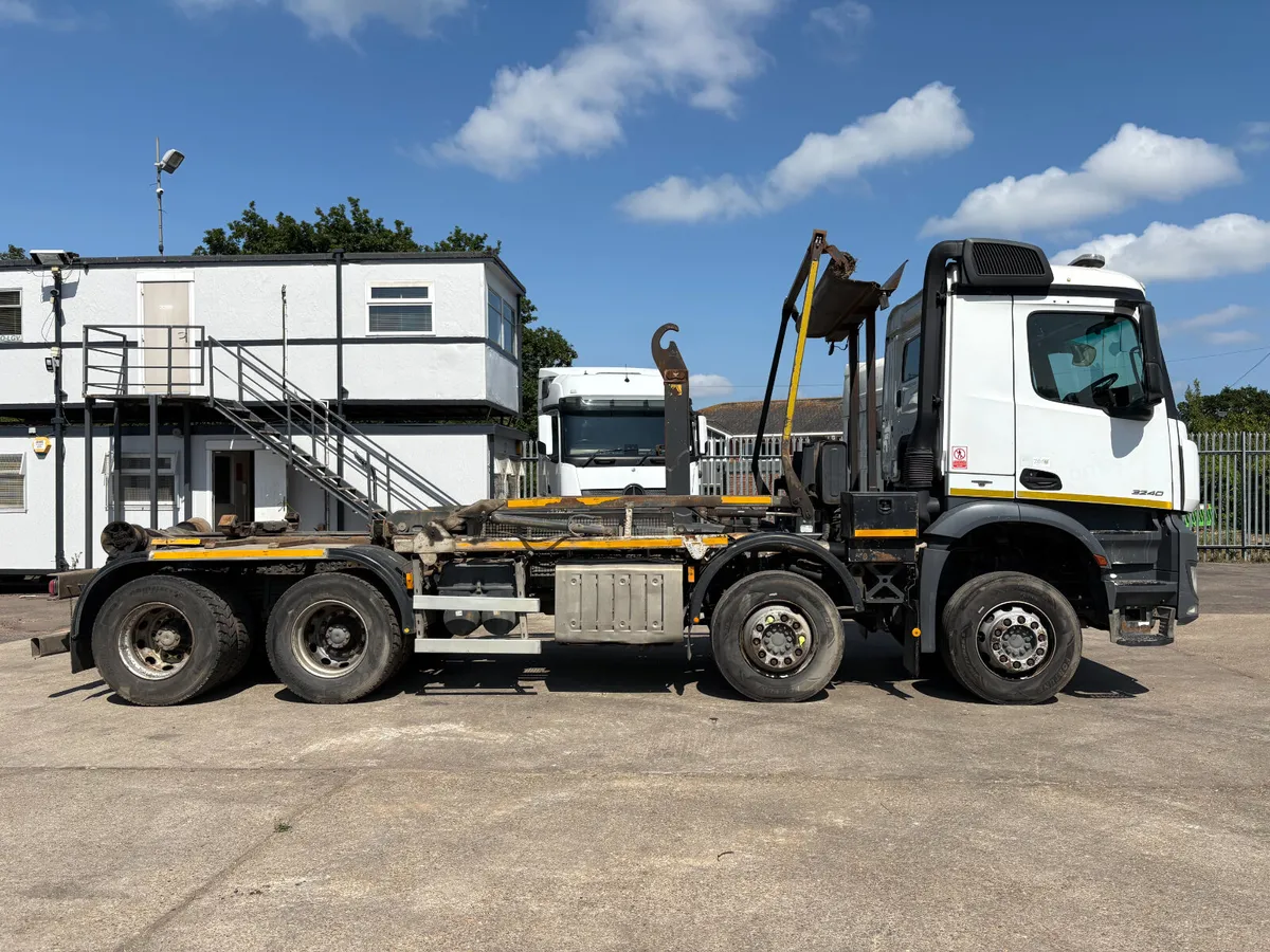 MERCEDES AROCS 3236 HOOK LOADER 8X4 - Image 1