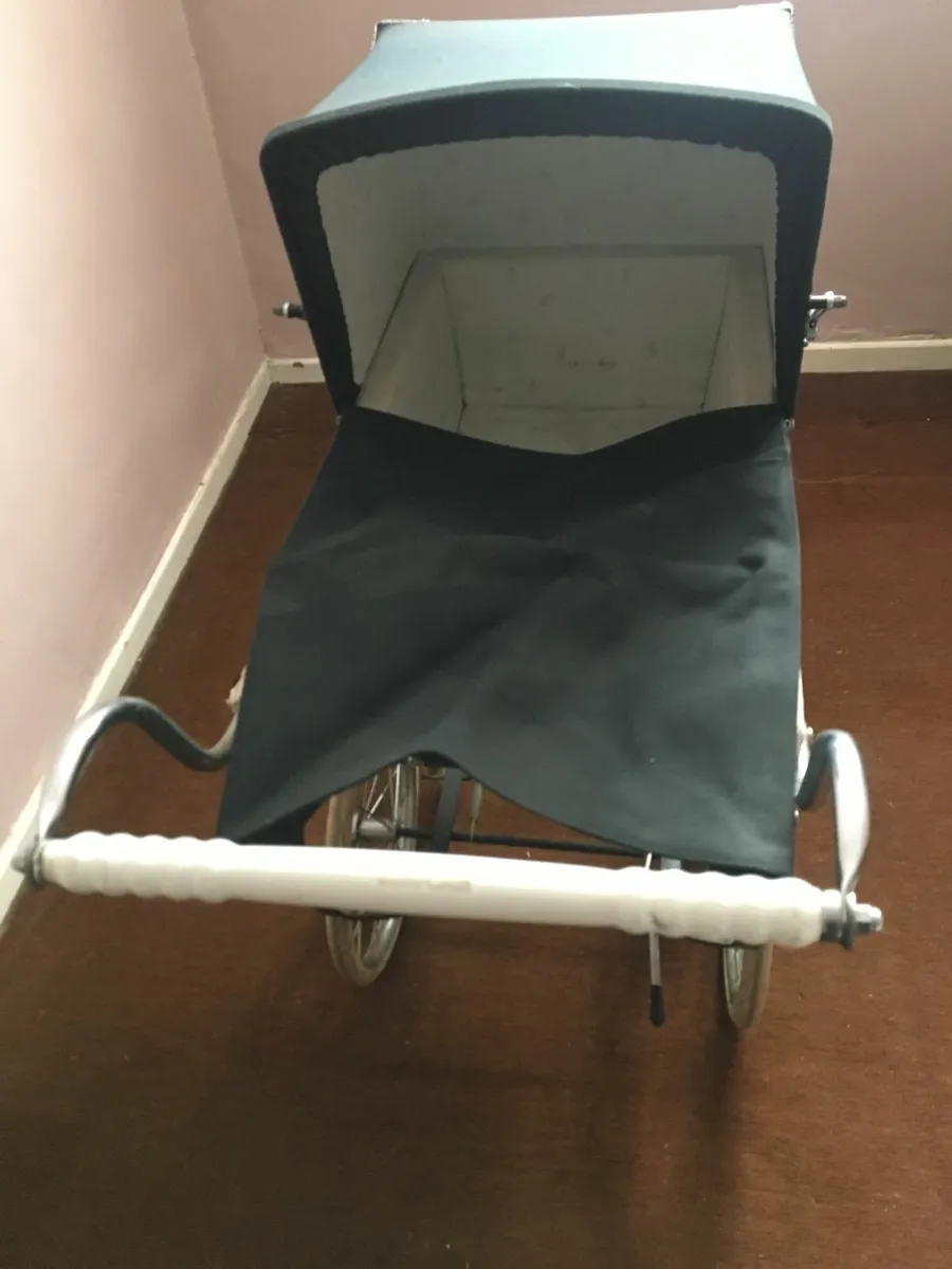 Silvercross Oberon Dolls Pram. Navy - Image 2