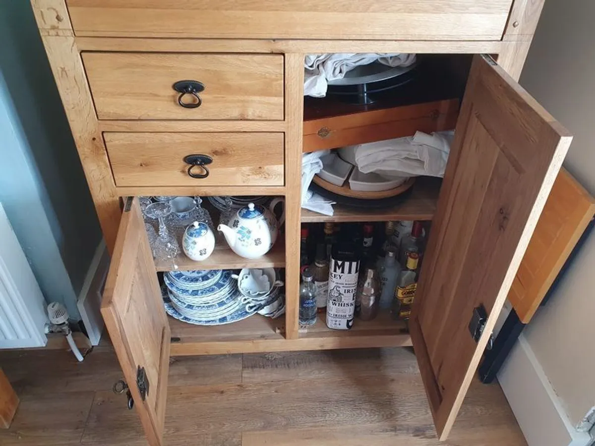 Avignon oak sideboard / cabinet - Image 3
