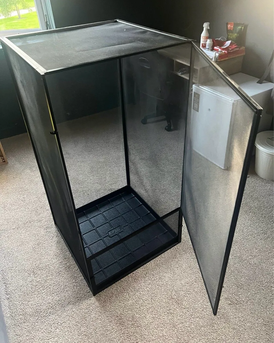 Reptile enclosure - Image 1