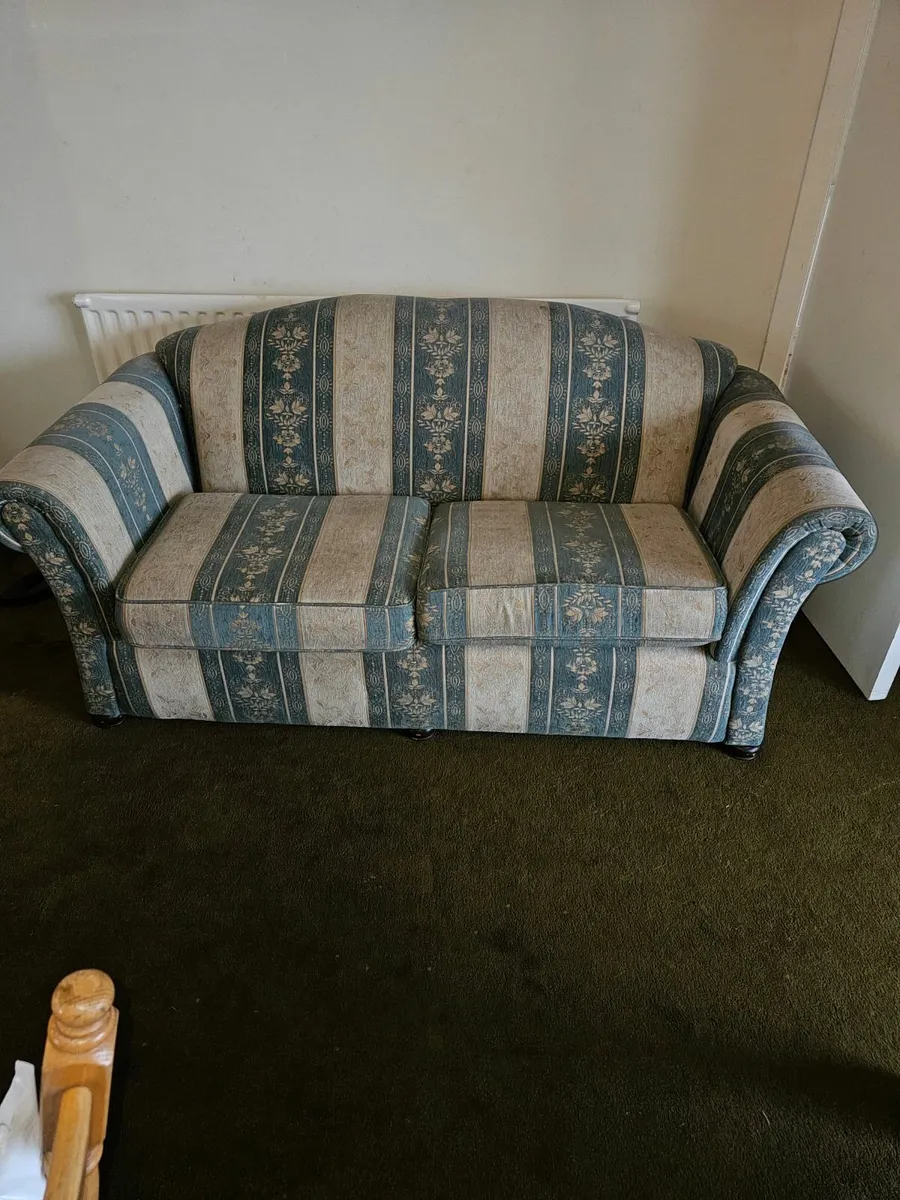 2-Seater Traditional Sofa - Image 2