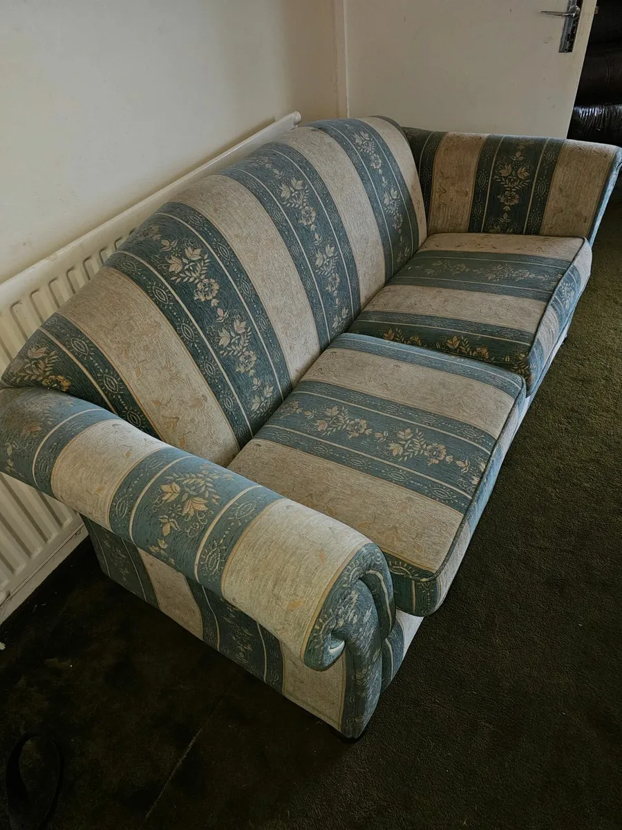 2-Seater Traditional Sofa - Image 3