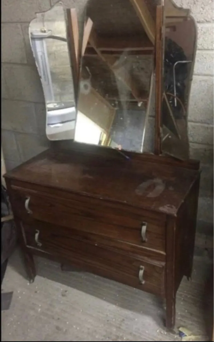 SOLID OAK ANTQUE DRESSER