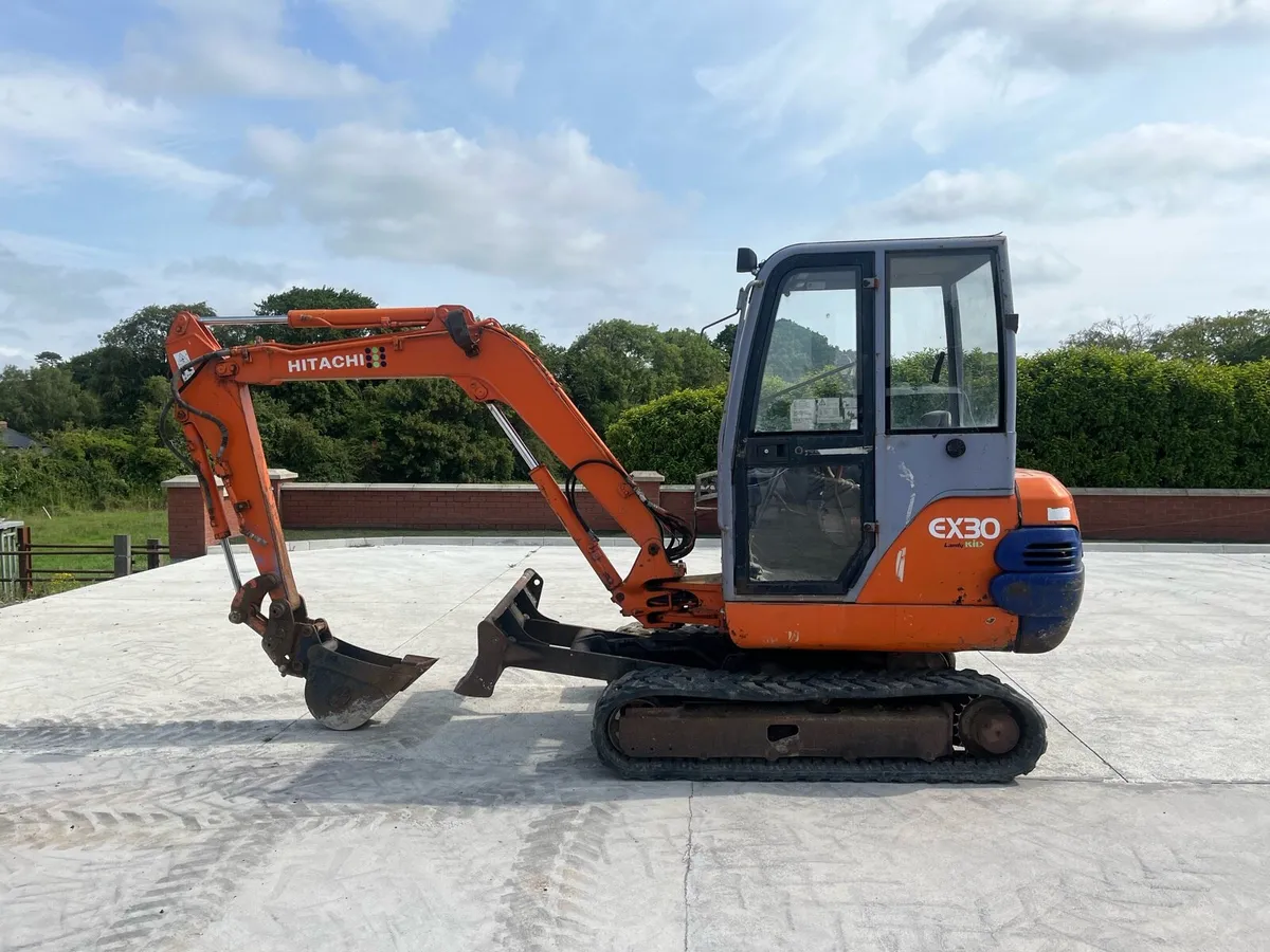 3 Ton Hitachi Mini Digger - Image 1